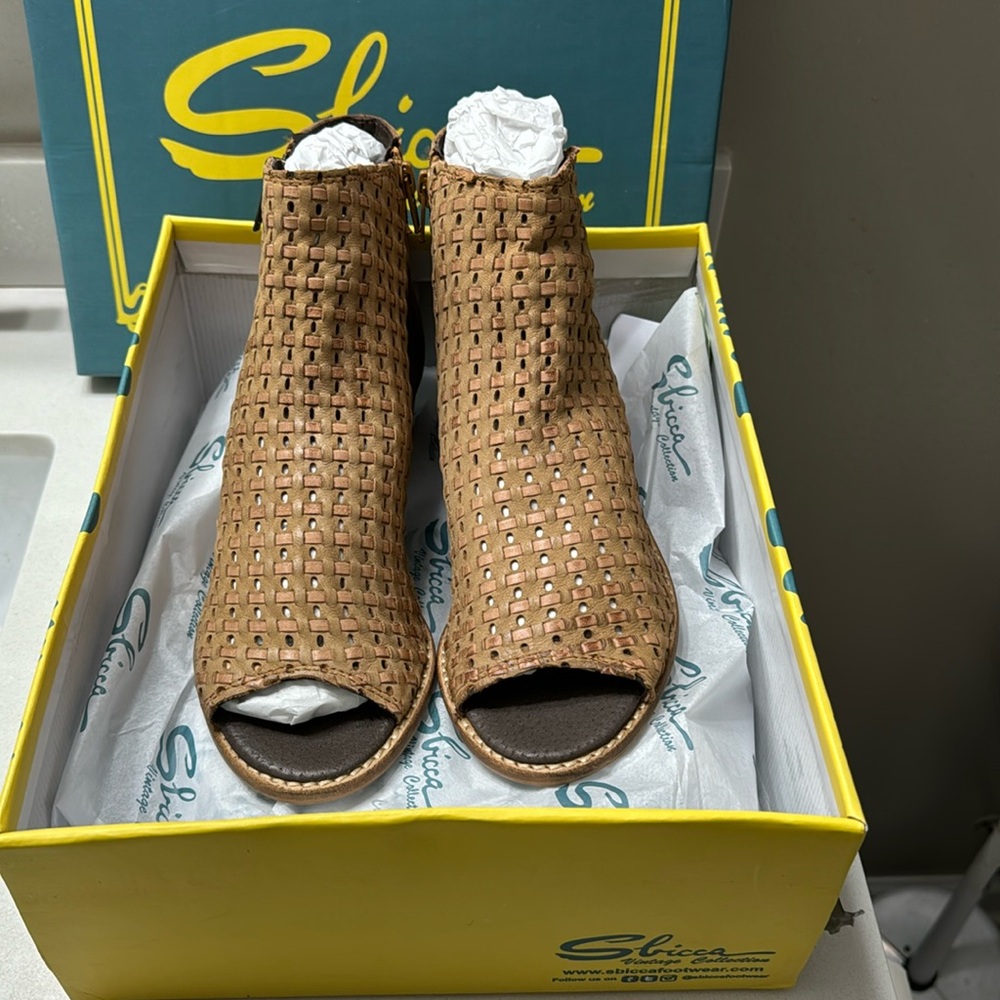 Sbicca Alicia tan open toe sandals, size 7. NIB